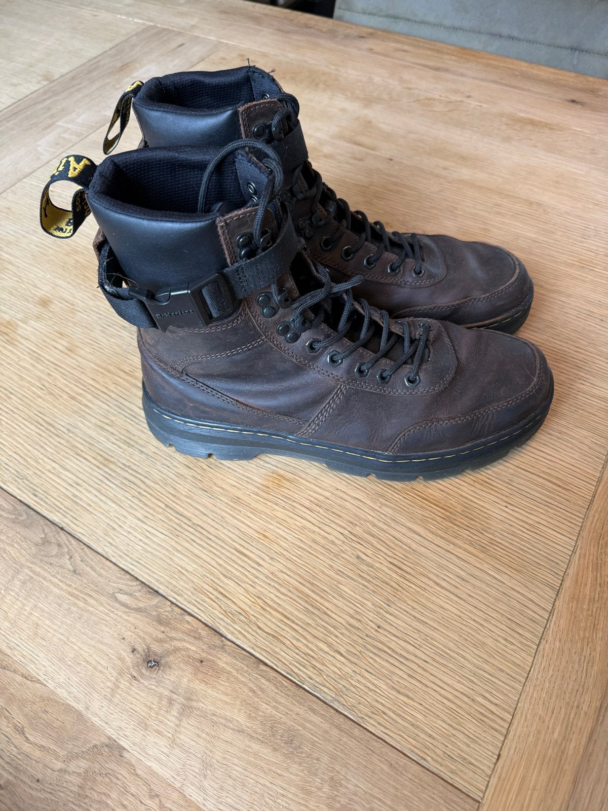 Dr. Martens Combs Tech Leren Boots Maat 44, Bruin, Boots, Ophalen of Verzenden, Gedragen