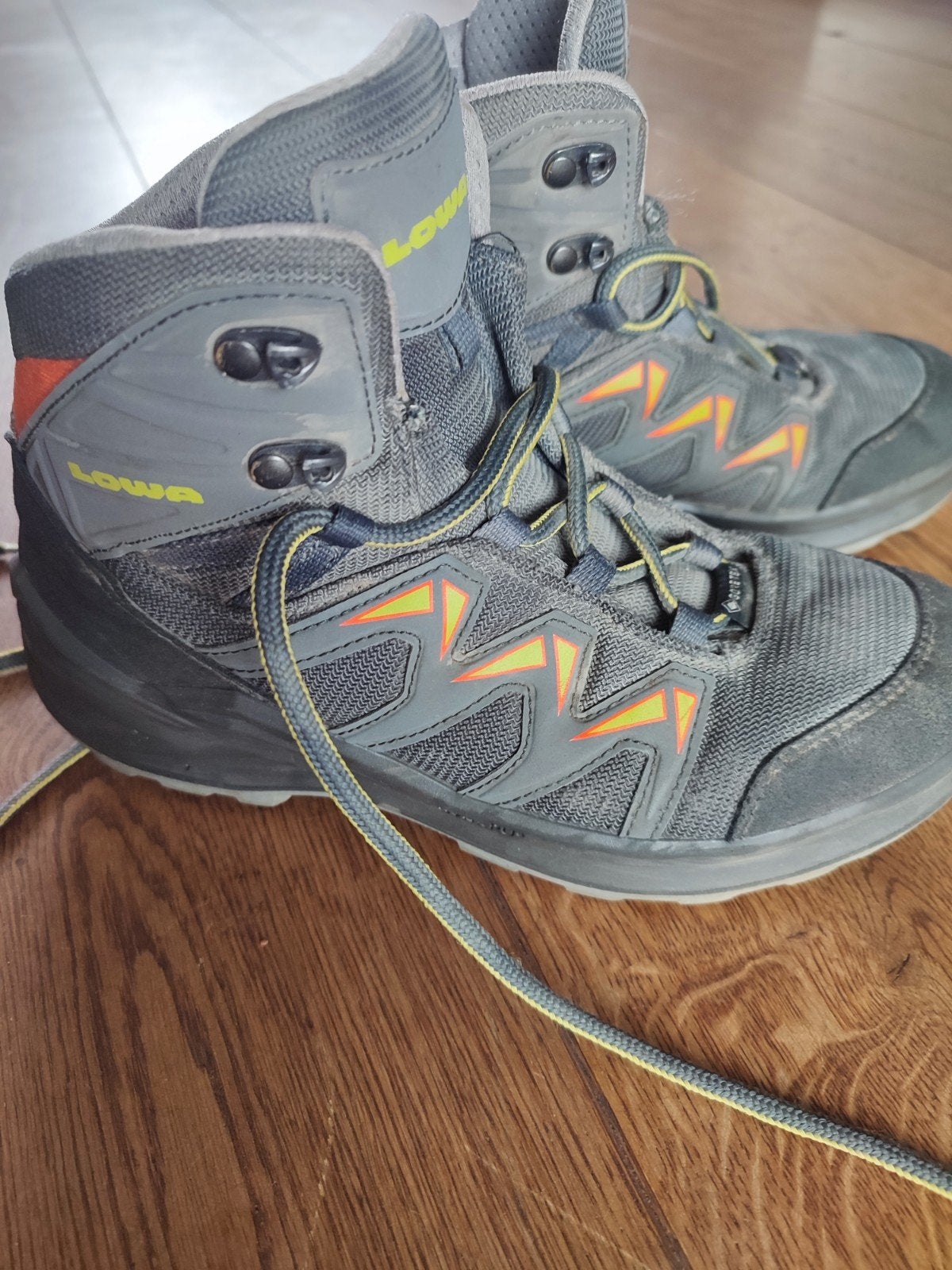 LOWA Wandelschoenen Maat 34 - Waterdicht, Ophalen of Verzenden, Zo goed als nieuw, Schoenen