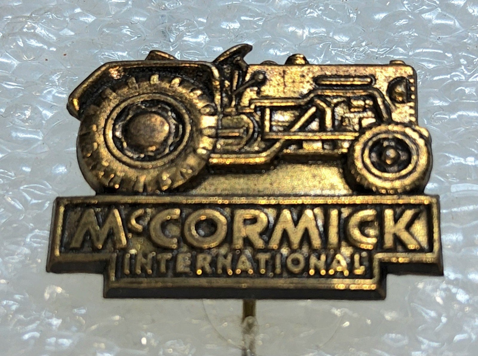Vintage McCormick International Tractor Speldje, Ophalen of Verzenden, Gebruikt, Overige onderwerpen, Speldje of Pin