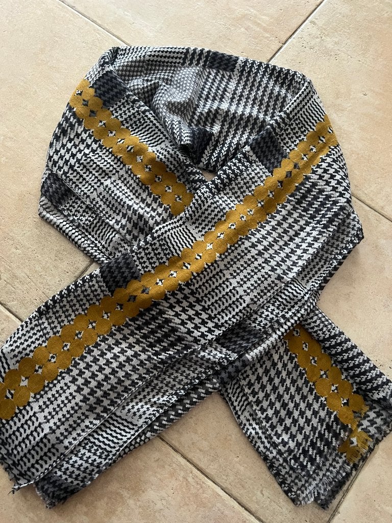 dames sjaal grijs okergeel als nieuw, Ophalen of Verzenden, Zo goed als nieuw, Maat 46/48 (XL) of groter, Sjaal