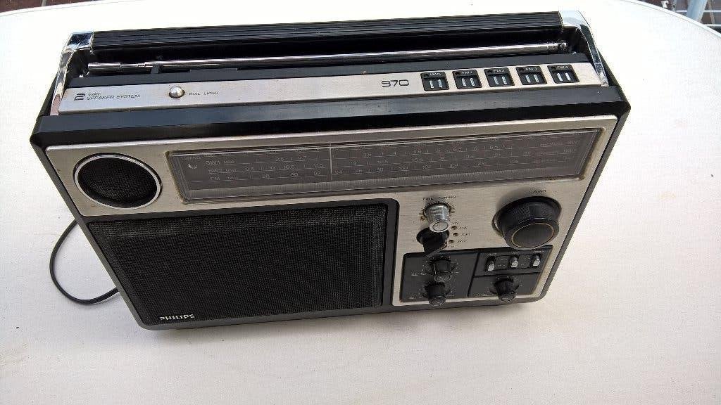 Te koop aangeboden mooi grote wereld radio doe gepast bod, Ophalen of Verzenden, Gebruikt, Wereldontvanger