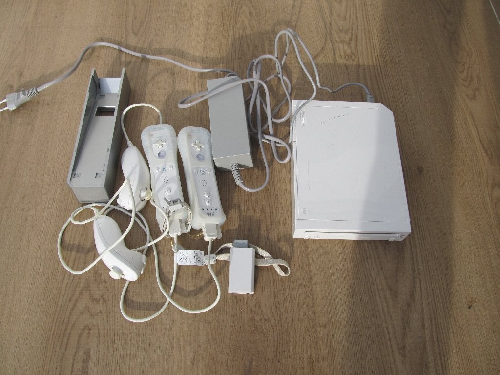 Nintendo Wii Console White - RVL-101, Spelcomputers en Games, Ophalen, Gebruikt, Met 2 controllers