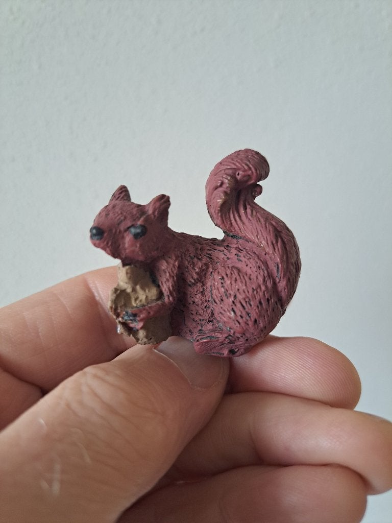 Eekhoorn met nootje, kunsthars 4.5x3x4.5cm, Ophalen of Verzenden, Zo goed als nieuw, Wild dier, Beeldje of Figuurtje