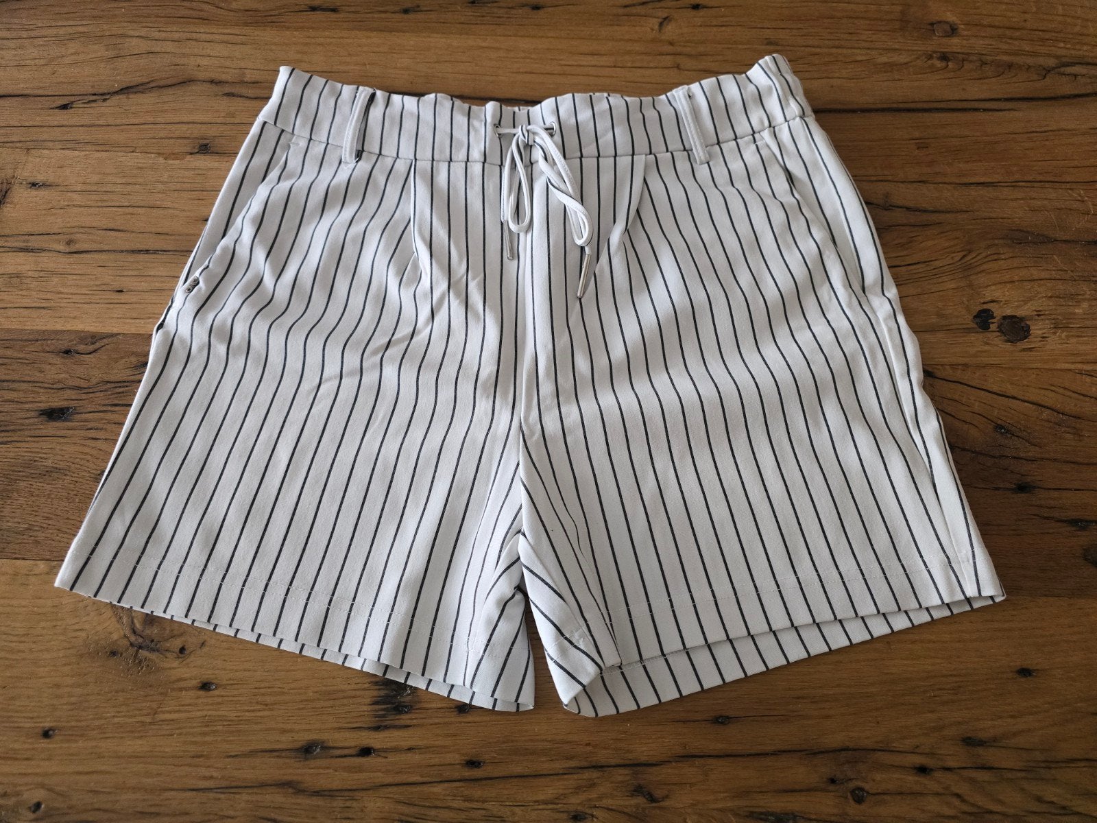 Te koop blauw/wit gestreepte dames korte broek, merk Only, m, Only, Kort, Blauw, Maat 42/44 (L)