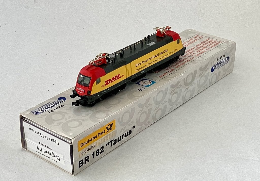 Hobbytrain 010105 4-assige BR182 Railion e-loc dig. DHL, Hobby en Vrije tijd, Overige merken, Nieuw, Ophalen of Verzenden, Gelijkstroom