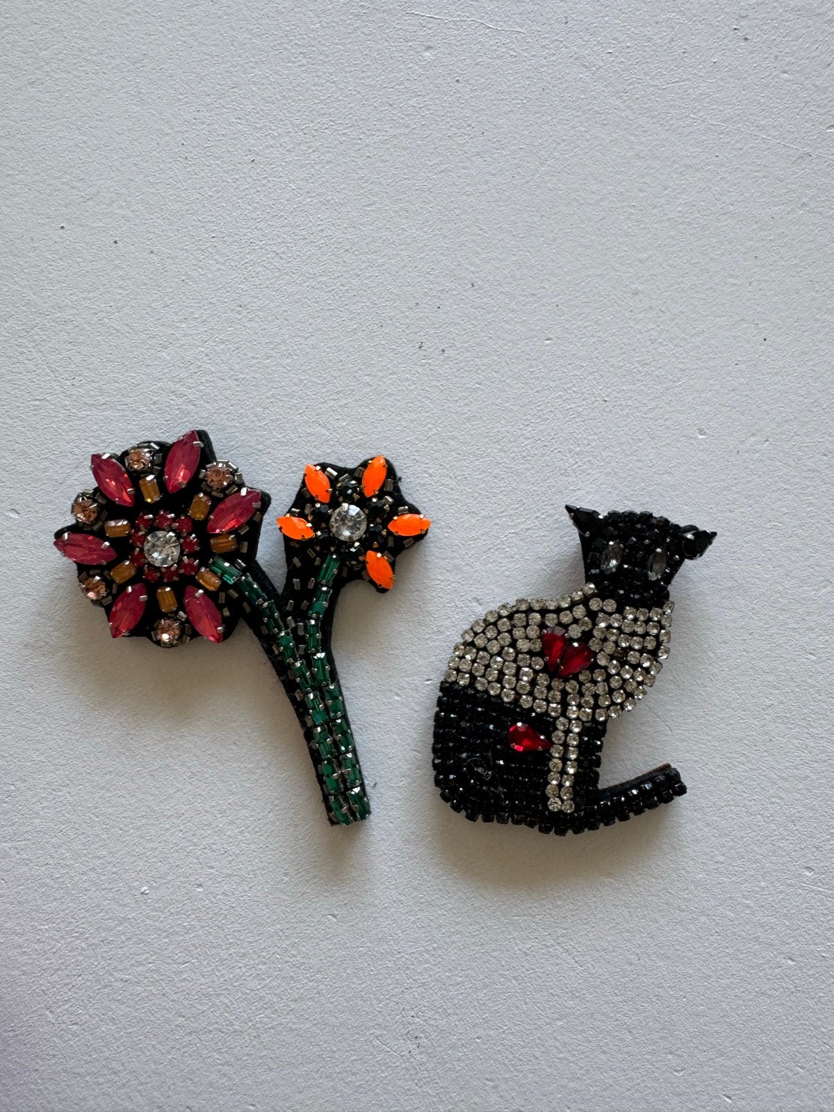Essentiel Antwerp Broches: Kat & Bloem met Strass, Sieraden, Tassen en Uiterlijk, Overige materialen, 4 tot 7 cm, Zwart, Ophalen of Verzenden