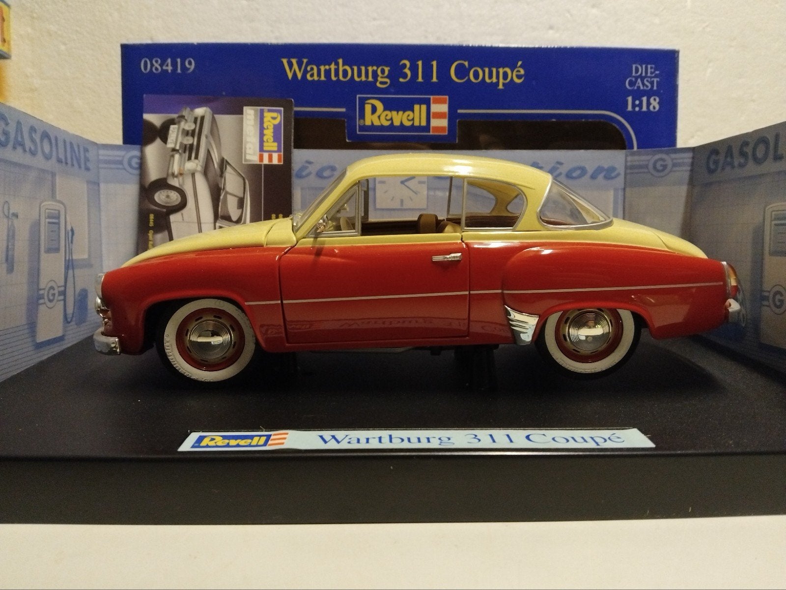 Wartburg 311 Coupe twotone colour Revell metal 1:18 KRD, Ophalen of Verzenden, Zo goed als nieuw, Auto, Revell
