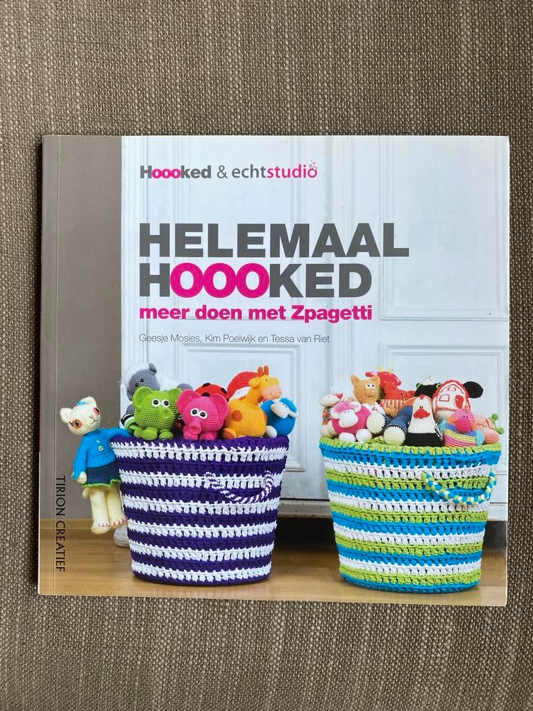 Kim Poelwijk - Helemaal Hoooked, Breien en Haken, Ophalen of Verzenden, Zo goed als nieuw, Kim Poelwijk; Tessa van Riet; G. Mosies