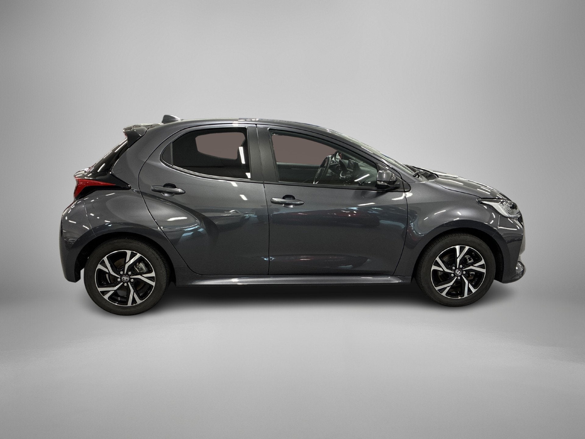 Toyota Yaris 1.5 Hybrid 115 First Edition (bj 2024), Gebruikt, Bedrijf, Hybride Elektrisch/Benzine, 3 cilinders