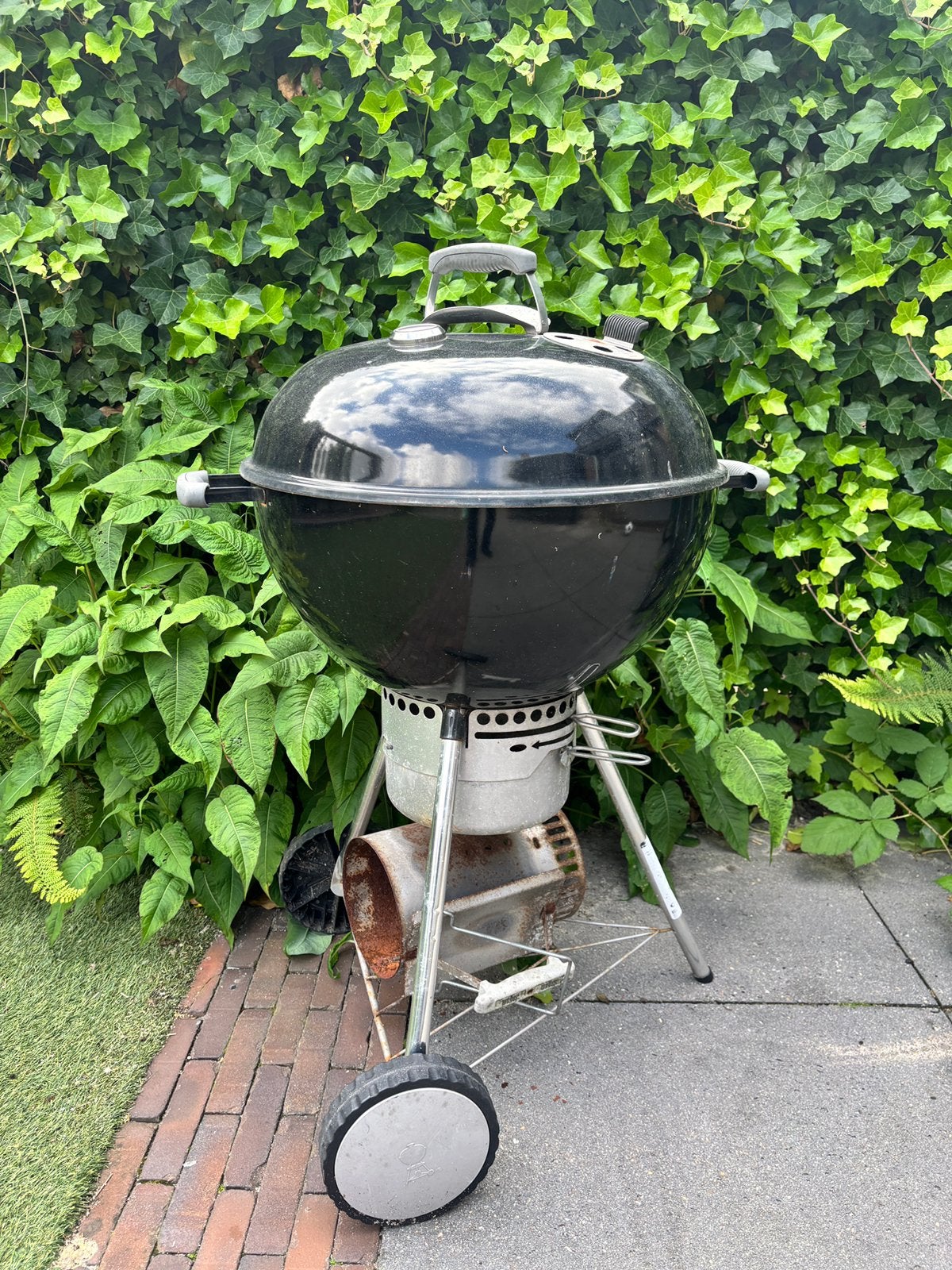 Weber BBQ 57 cm, Tuin en Terras, Houtskoolbarbecues, Ophalen, Gebruikt, Met accessoires