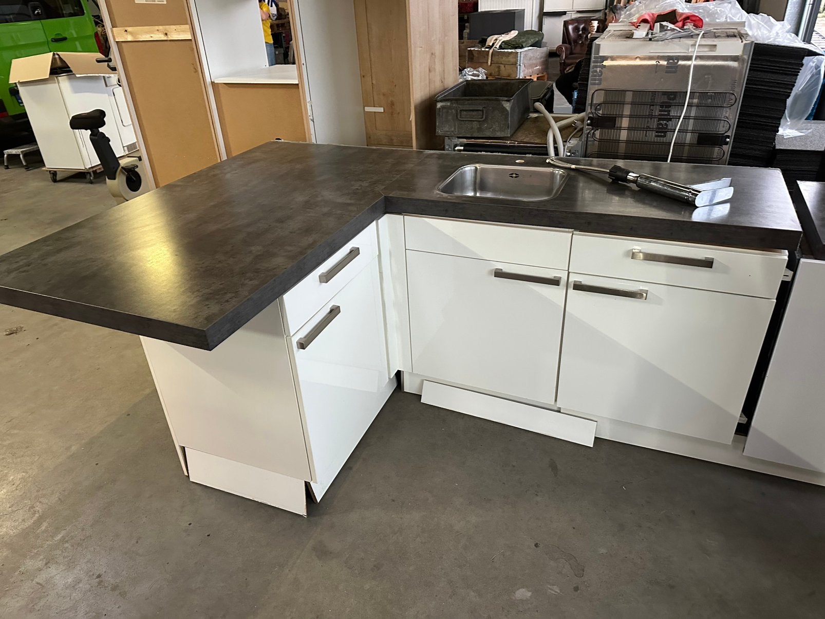 Keuken met bargedeelte en hoge kasten, Ophalen, Gebruikt, Q, Wit