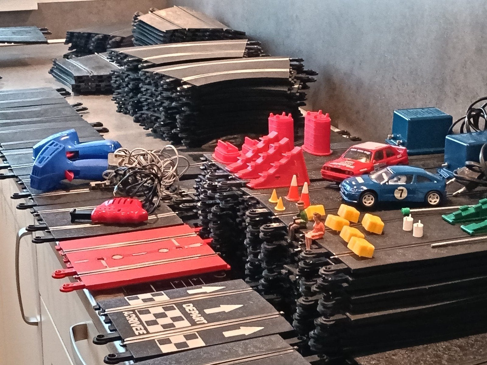 scalextric racebaan 110 baandelen. 2 auto's en div, Kinderen en Baby's, Overige merken, Zelf te bouwen, Ophalen of Verzenden, Elektrisch