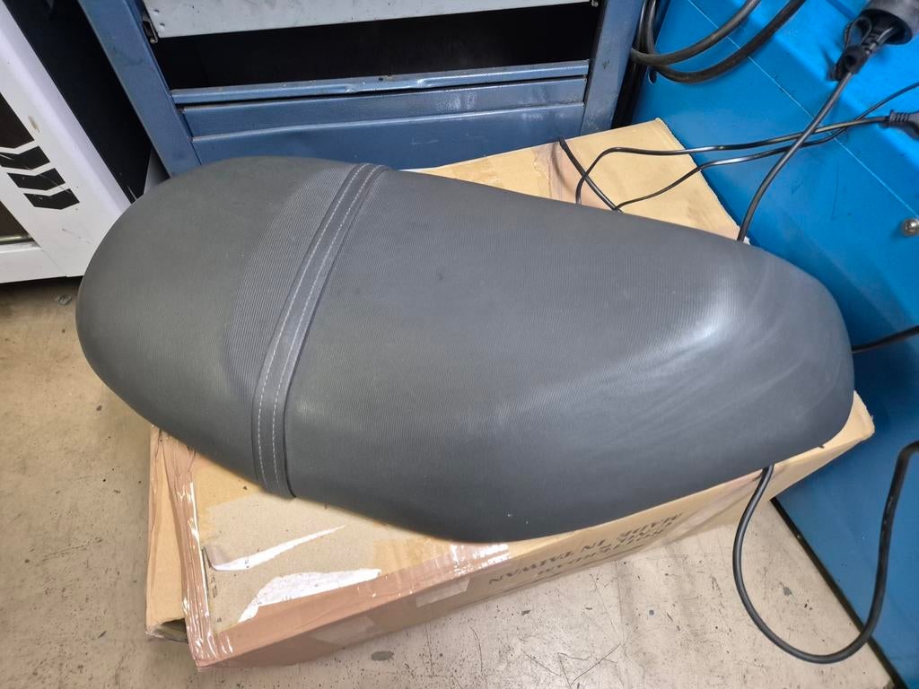 nette zadel piaggio zip antrasiet origineel, Ophalen of Verzenden, Zo goed als nieuw, Zadel, Piaggio