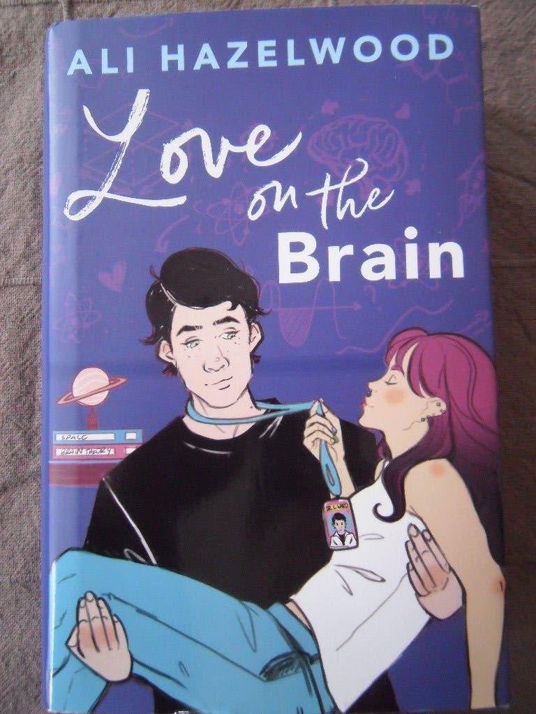 Engels boek Love on the brain Ali Hazelwood Illumicrate, Boeken, Ophalen of Verzenden, Gelezen, Ali Hazelwood