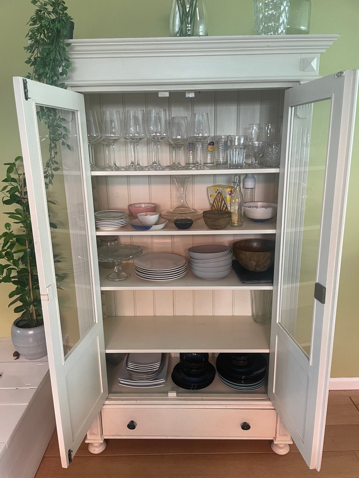 Foto 3 van Mooie witte vitrine/servieskast met lade en glazen deuren