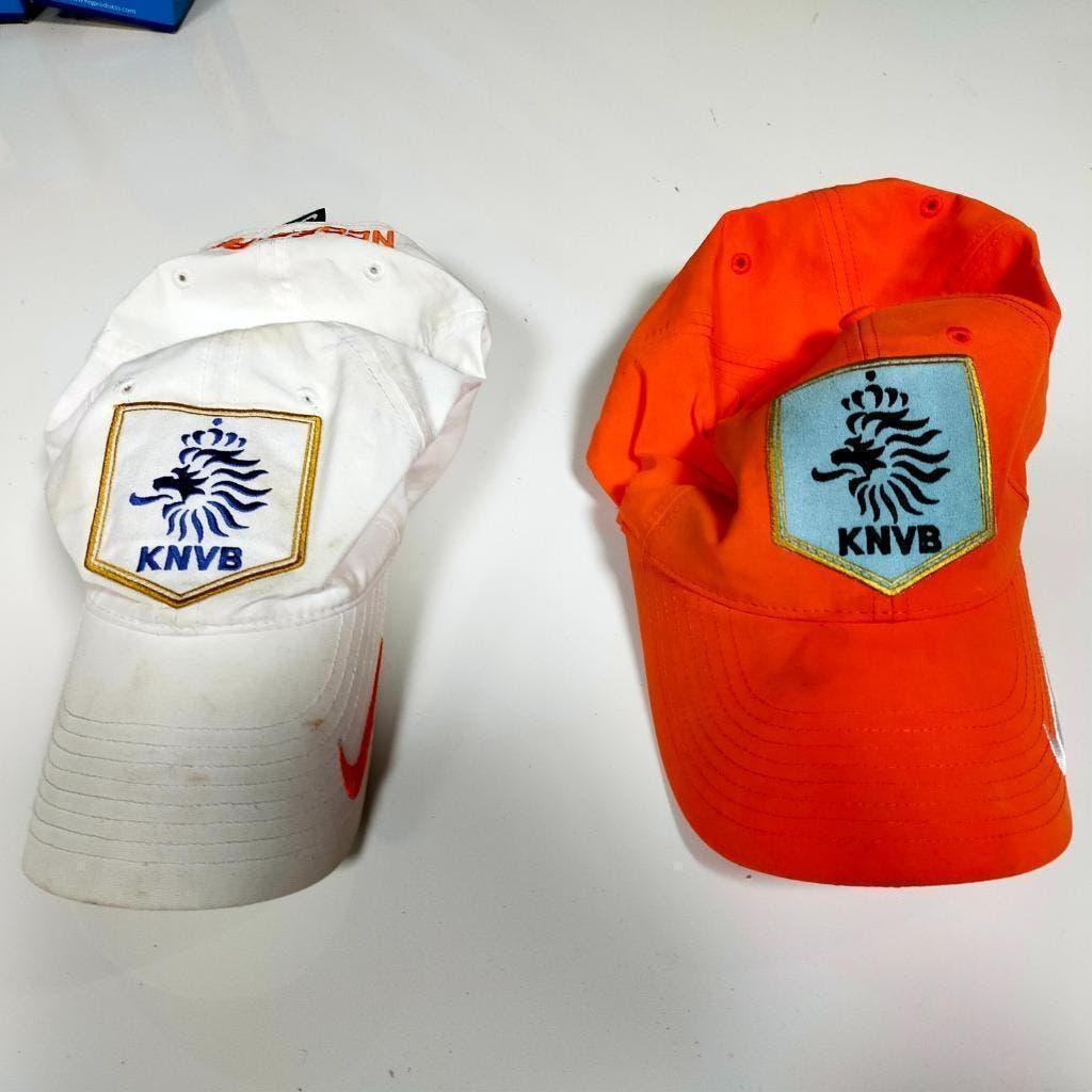 Nike Petten KNVB (set van 2), Verzamelen, Sportartikelen en Voetbal, Gebruikt, Pet of Muts, Overige binnenlandse clubs, Ophalen