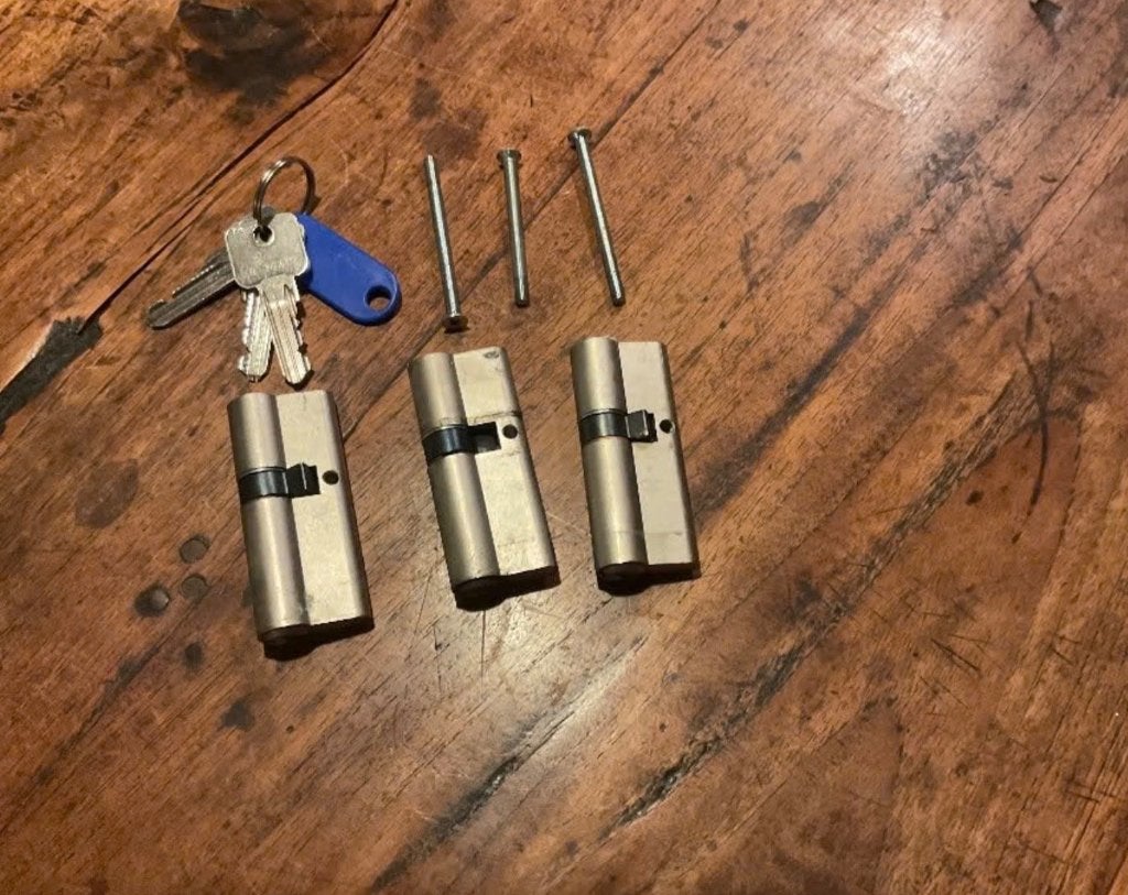 Drie gelijksluitende SKG ** cylinders, Ophalen of Verzenden, Gebruikt, Rvs, Slot