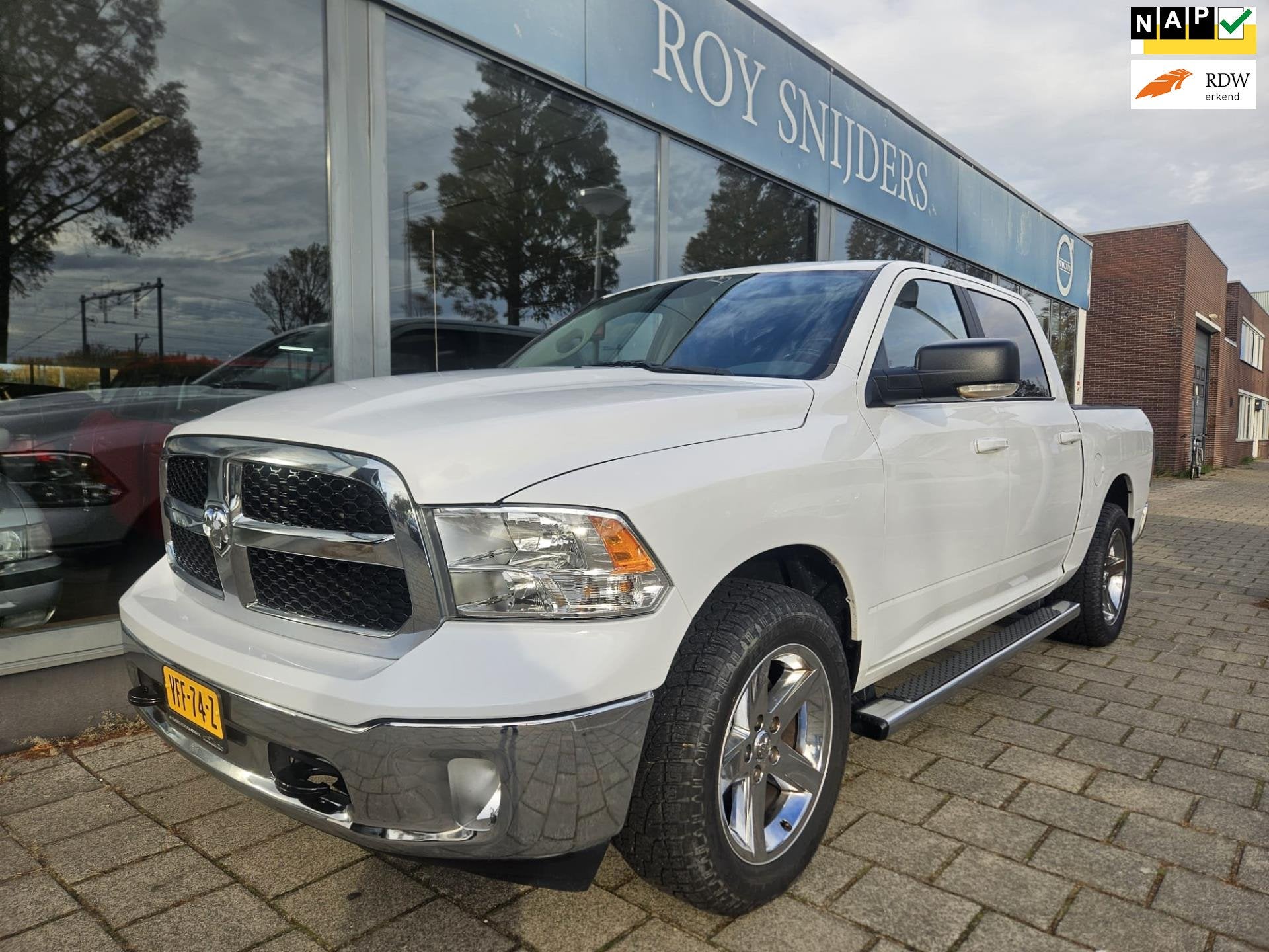 Dodge Ram 1500 5.7 V8 Quad Cab 6'4 Laramie - NL - Carplay, Auto's, Automaat, Verwarmde buitenspiegels, 2706 kg, Gebruikt