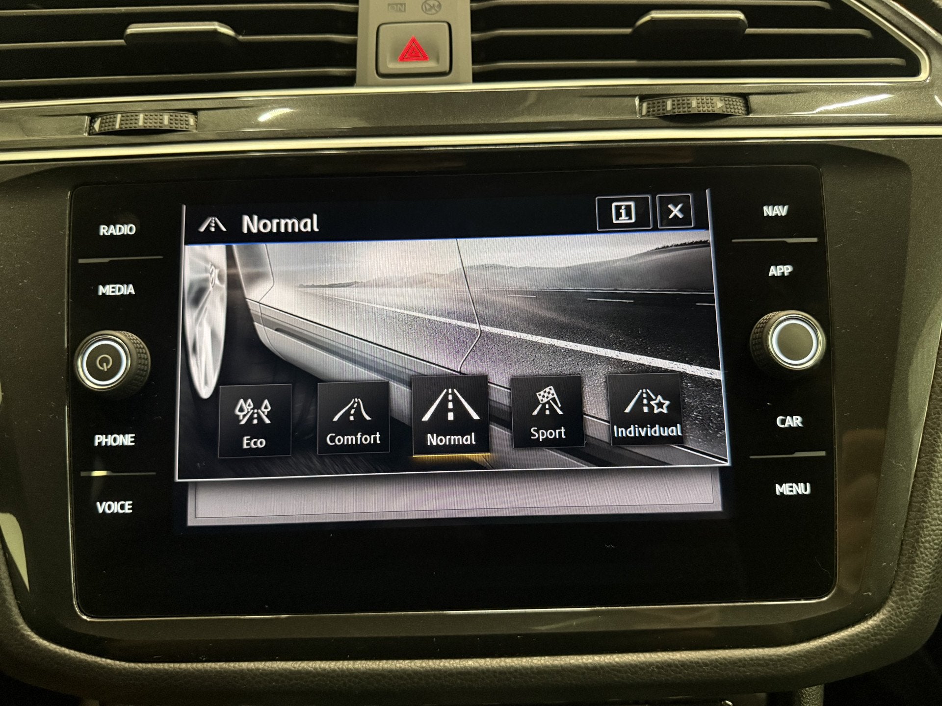 Foto 25 van Volkswagen Tiguan 2.0 TSI 4Motion 3x R-Line BLACK PANO/VOL-L