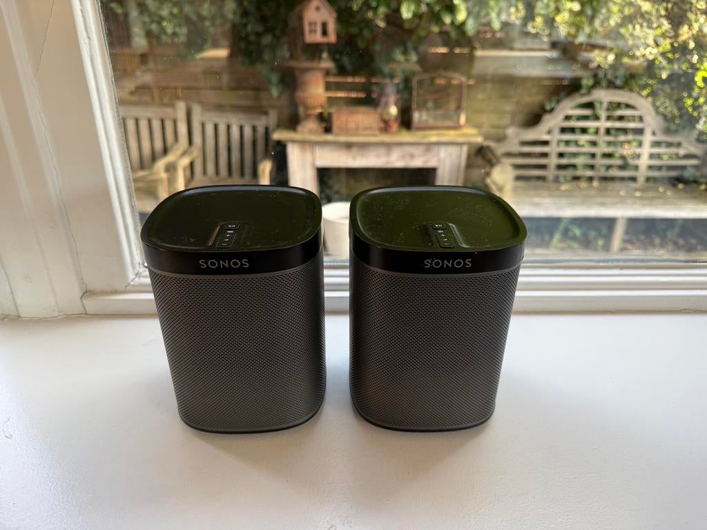1x Sonos play 1