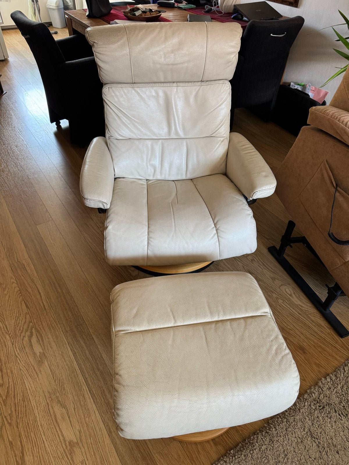 Stressless stoel met poef, crème wit, goed in staat, Ophalen, Gebruikt, Minder dan 75 cm, Leer