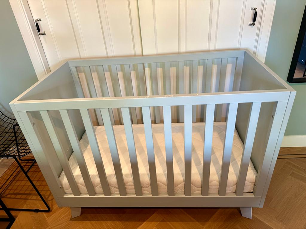 Ledikant babybed ‘Anouk’ lichtblauw, Ophalen, Zo goed als nieuw, Ledikant