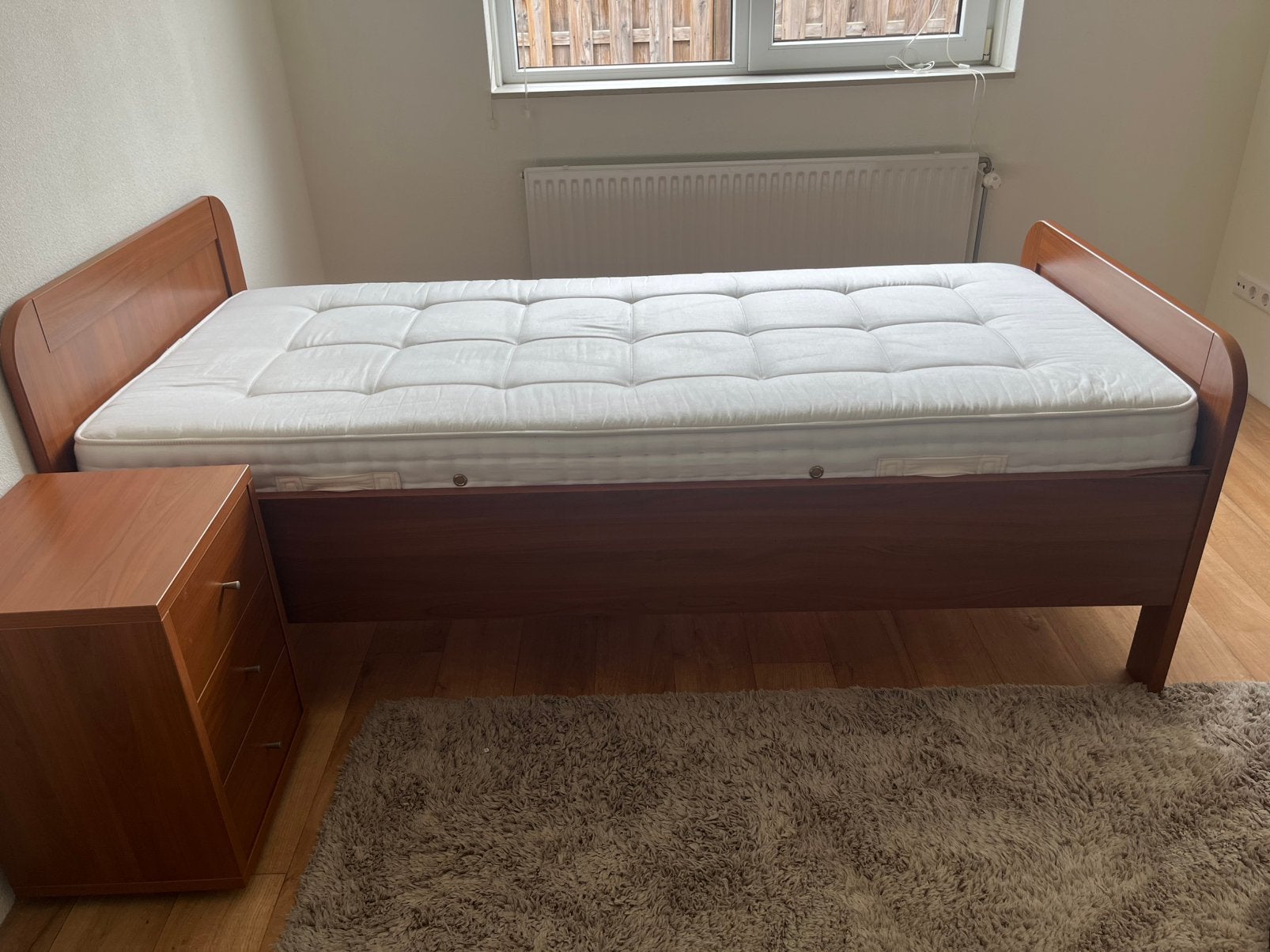 Senioren bed met nachtkastje pullman matras, Ophalen, 90 cm, Eenpersoons, Zo goed als nieuw