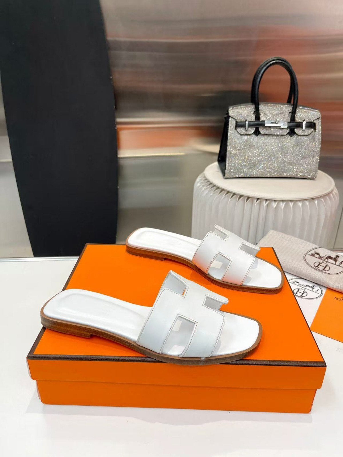 Hermes slippers dames, Kleding | Dames, Schoenen, Ophalen of Verzenden, Zo goed als nieuw, Wit