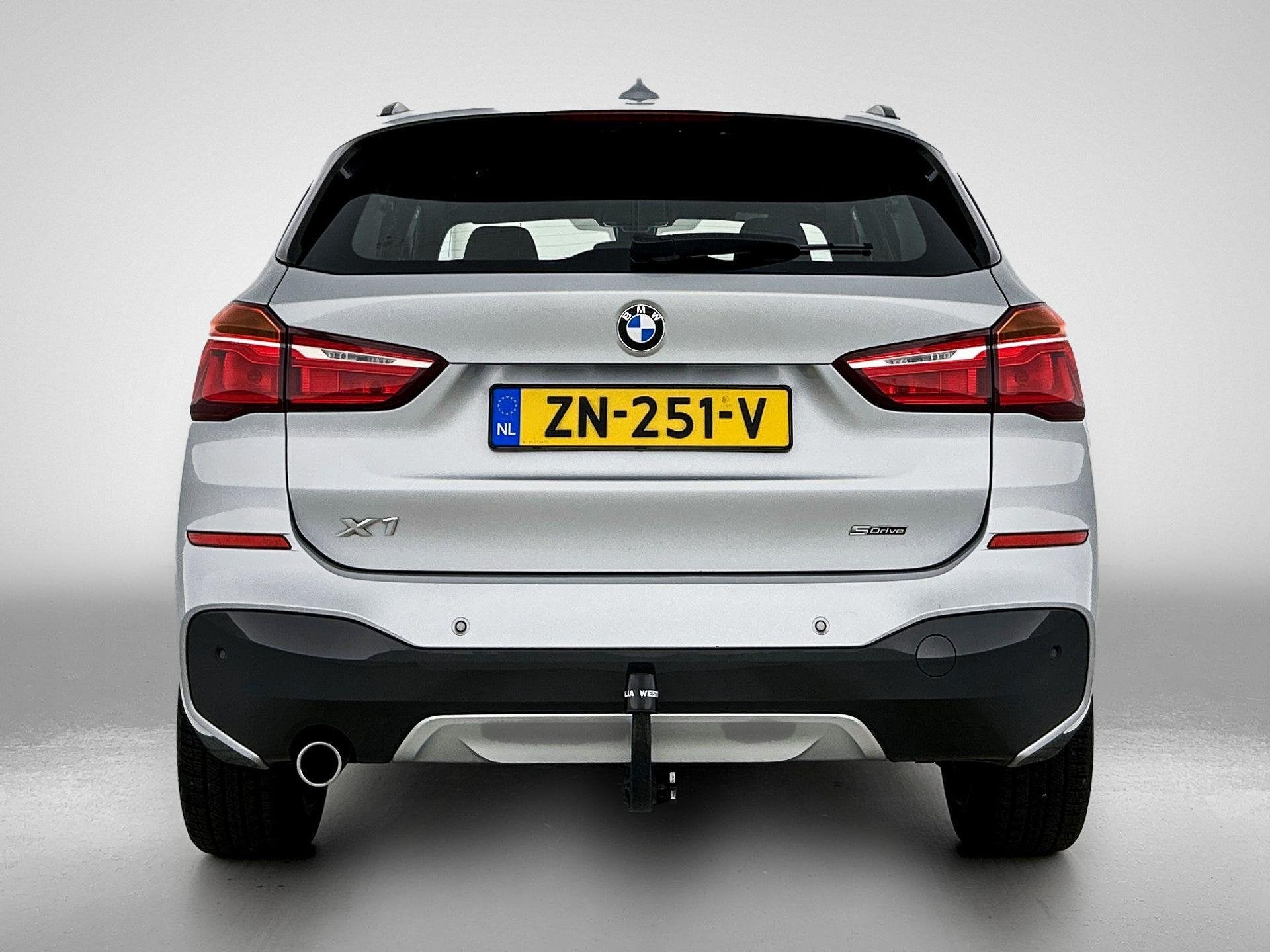 BMW X1 sDrive18i Executive Edition | M-SPORT | AUTOMAAT | HE, Auto's, 12 maanden, Alcantara, Origineel Nederlands, 3 cilinders