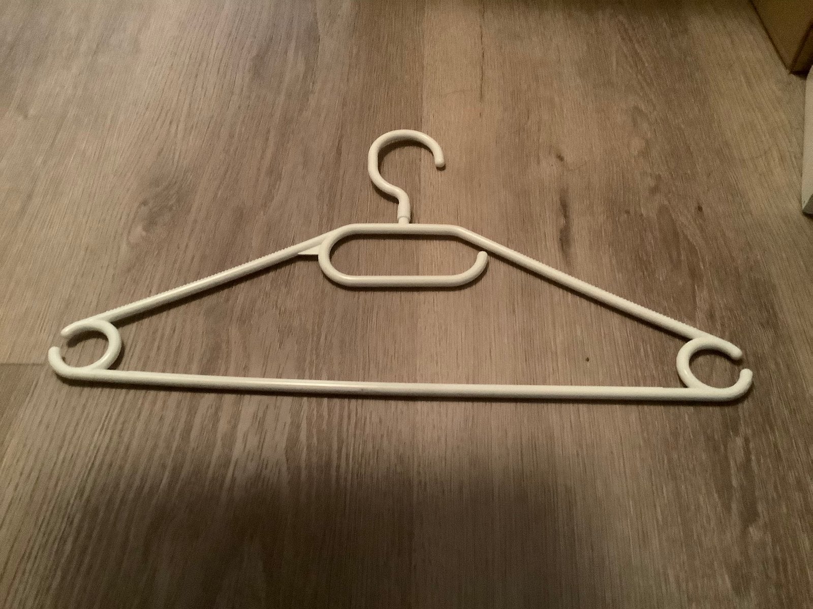 Witte kunststof kledinghangers. (2), Ophalen, Zo goed als nieuw