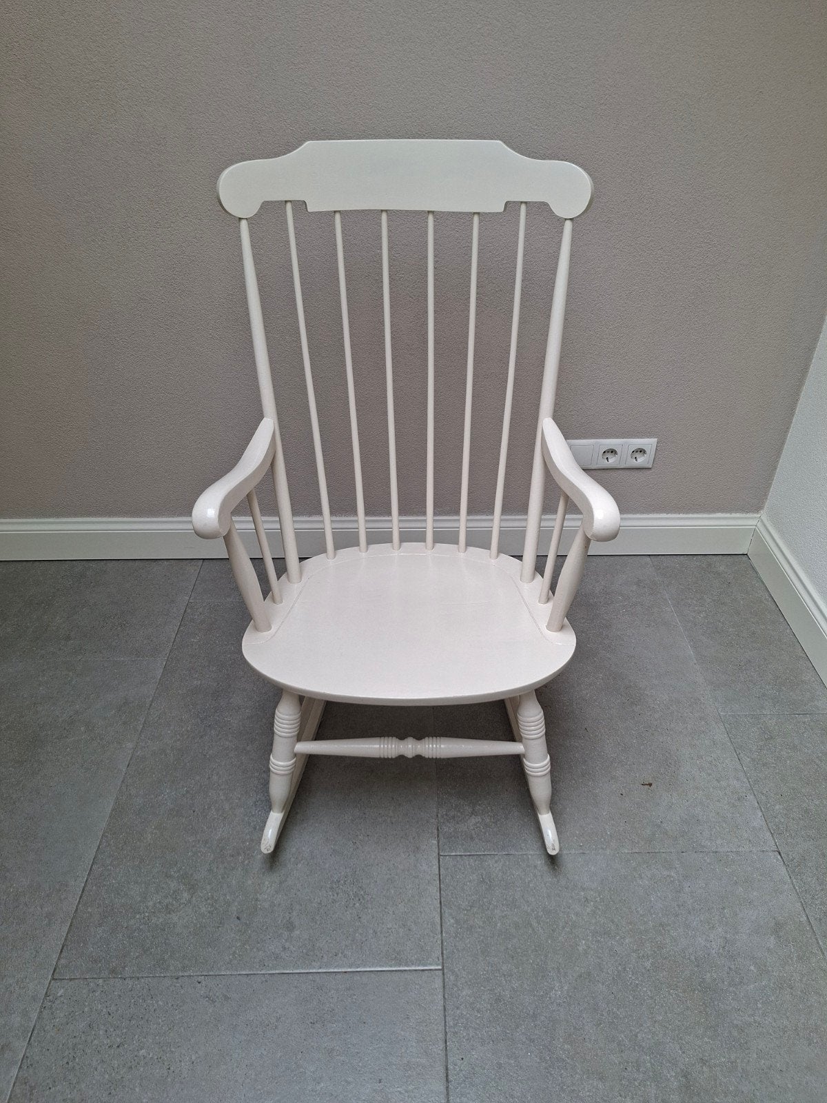 Klassieke witte schommelstoel, Huis en Inrichting, Stoelen, Gebruikt, Ophalen of Verzenden, Eén, Hout
