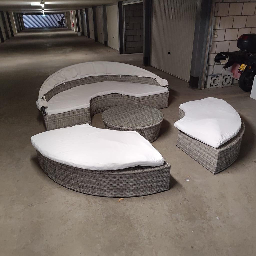 round garden sofa/bed with pillows, Tuin en Terras, Tuinsets en Loungesets, Ophalen, 5 zitplaatsen, Rotan, Zo goed als nieuw