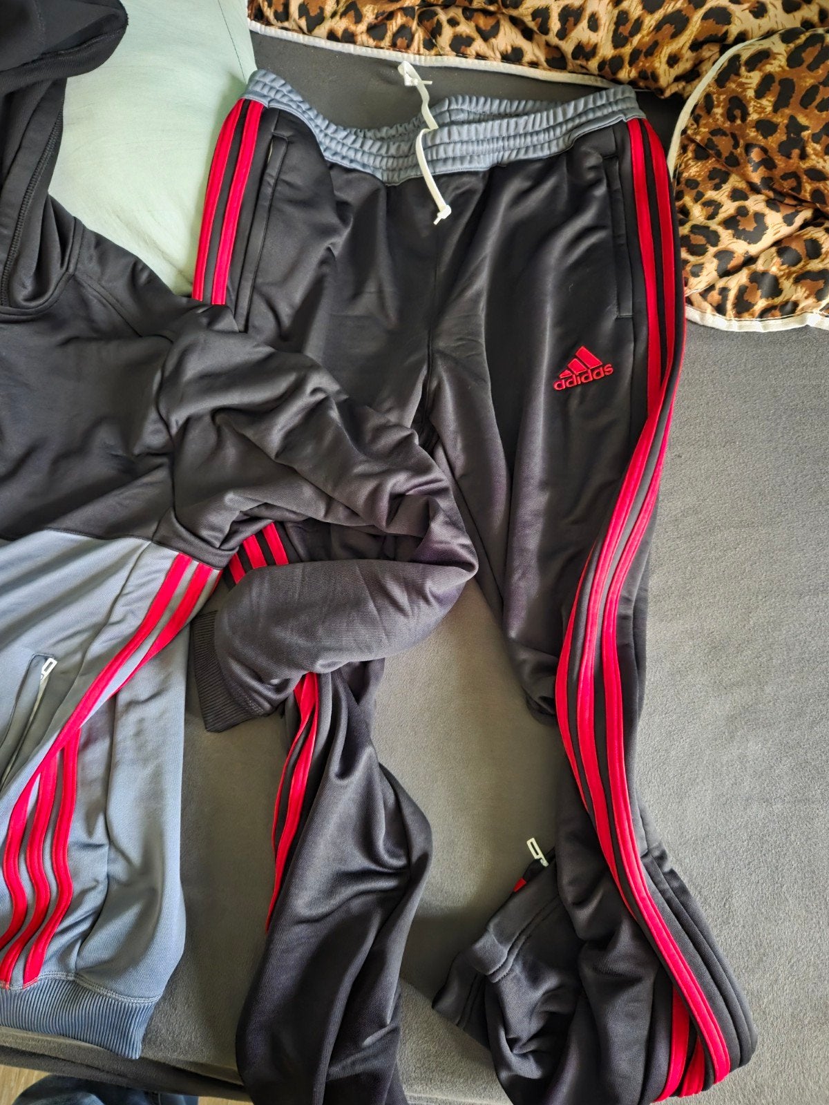 Adidas trainingspak zwart met rode strepen, Maat 52/54 (L), Zwart, Ophalen of Verzenden, Adidas