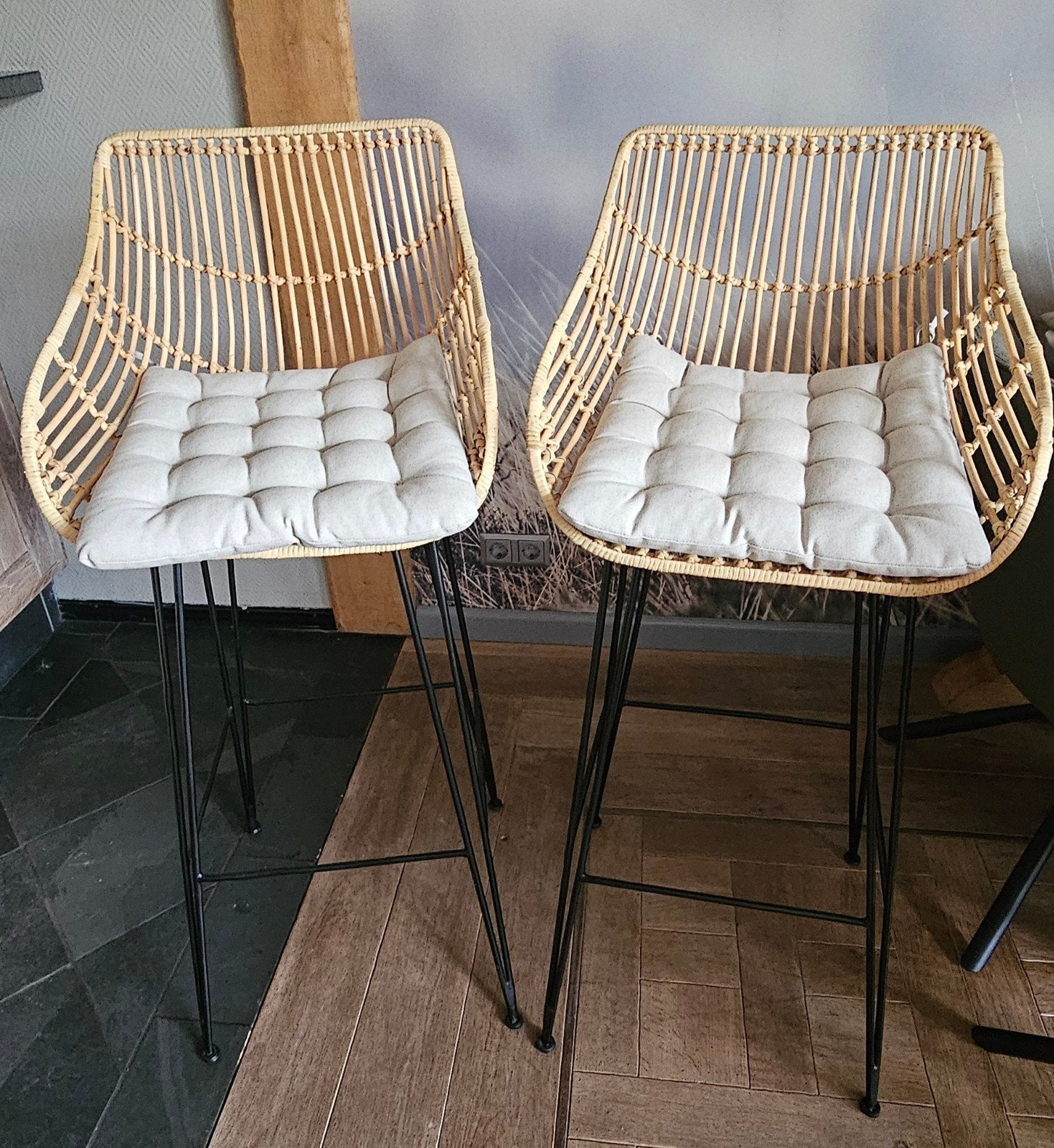 Set van 2 Rotan Barstoelen met Kussens, 2 krukken, Ophalen, Zo goed als nieuw, 60 tot 90 cm