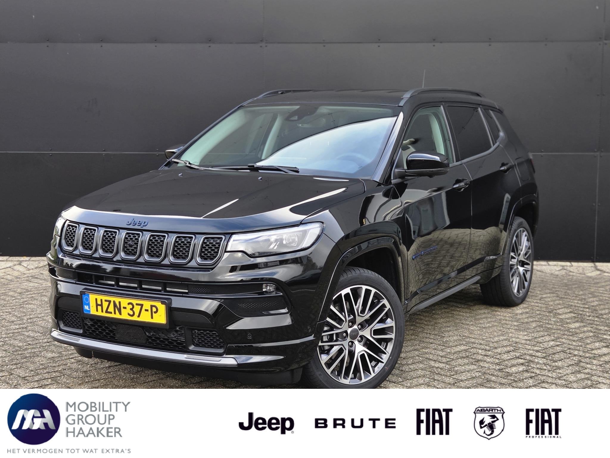 Jeep Compass 4xe 240 Plug-in Hybrid Electric Summit | Apple-