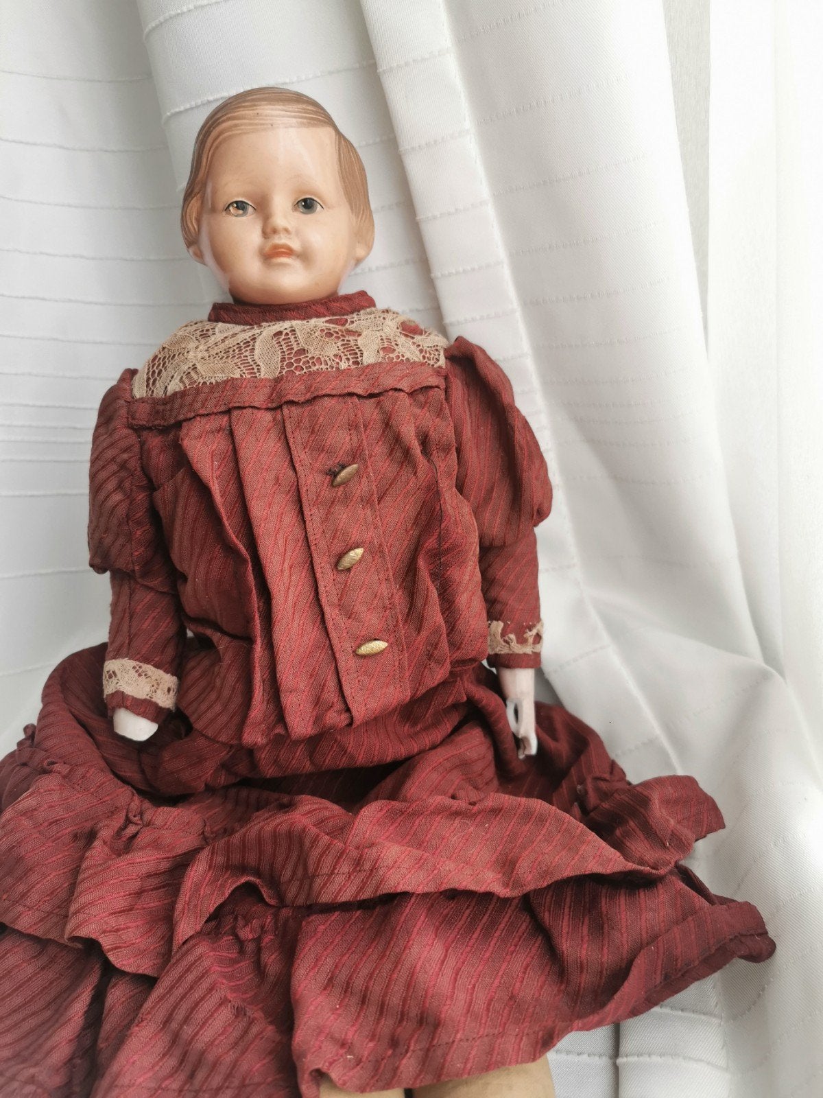 Antieke pop met rood jurkje, Verzamelen, Ophalen of Verzenden