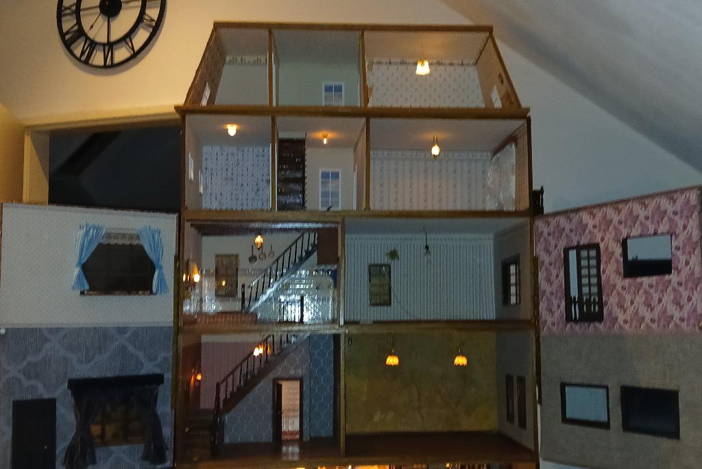 Groot vintage poppenhuis met verlichting / 10 kamers, Verzamelen, Poppenhuizen en Toebehoren, Ophalen, Gebruikt, Poppenhuis