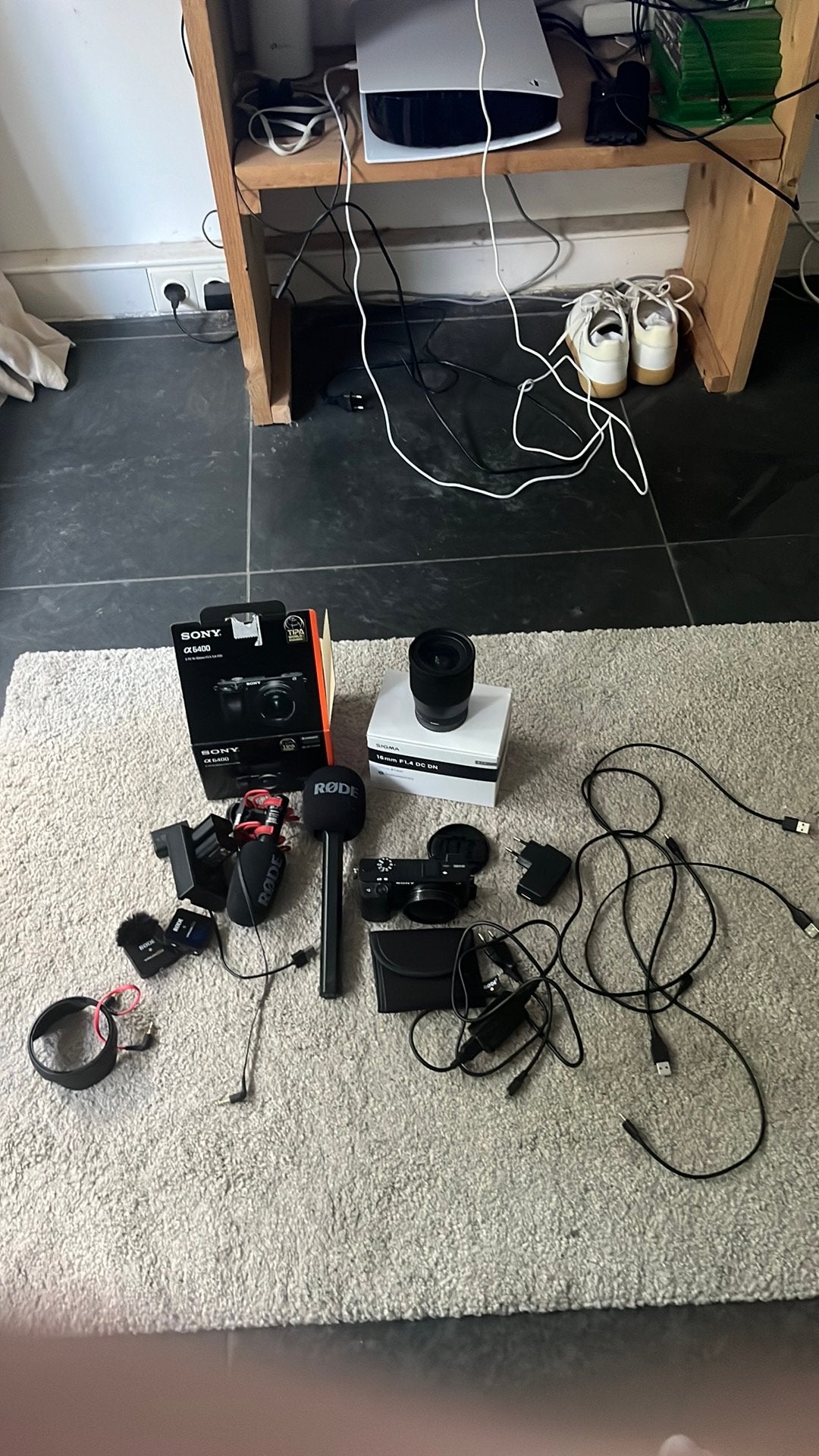 Sony Alpha A6400 met Sigma 16mm lens en Røde microfoons, Audio, Tv en Foto, Fotocamera's Digitaal, Ophalen of Verzenden, Zo goed als nieuw