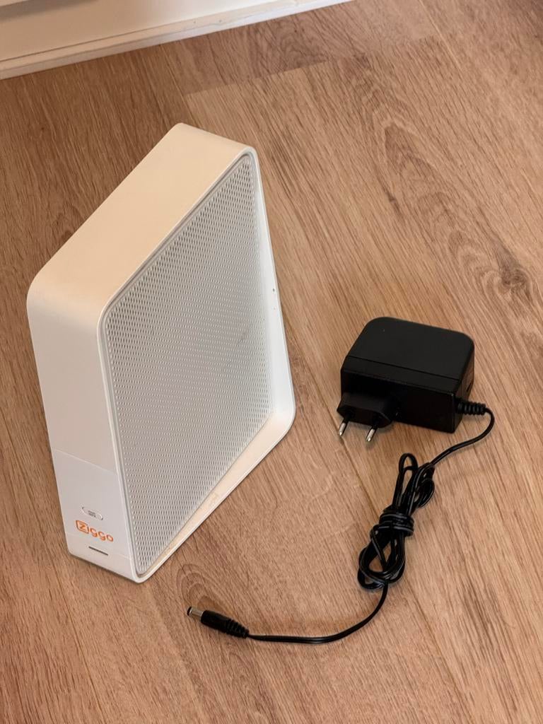 Ziggo modem/router Connectbox CH7465LG-ZG met voeding, Ophalen of Verzenden, Zo goed als nieuw, Router met modem