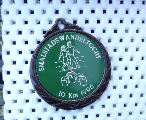 GR WANDELMEDAILLE 1996 SMALSTADSWANDELTOCHT BROUWERSHAVEN, Ophalen of Verzenden, Overige materialen, Nederland