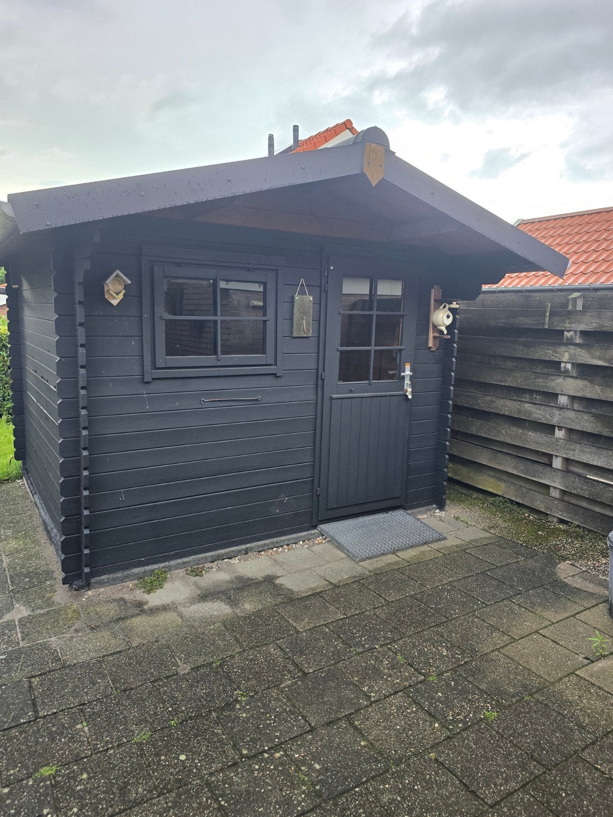 Zwarte houten tuinhuis met overkapping, Ophalen, Tuinhuis, 250 tot 500 cm, 2 ramen