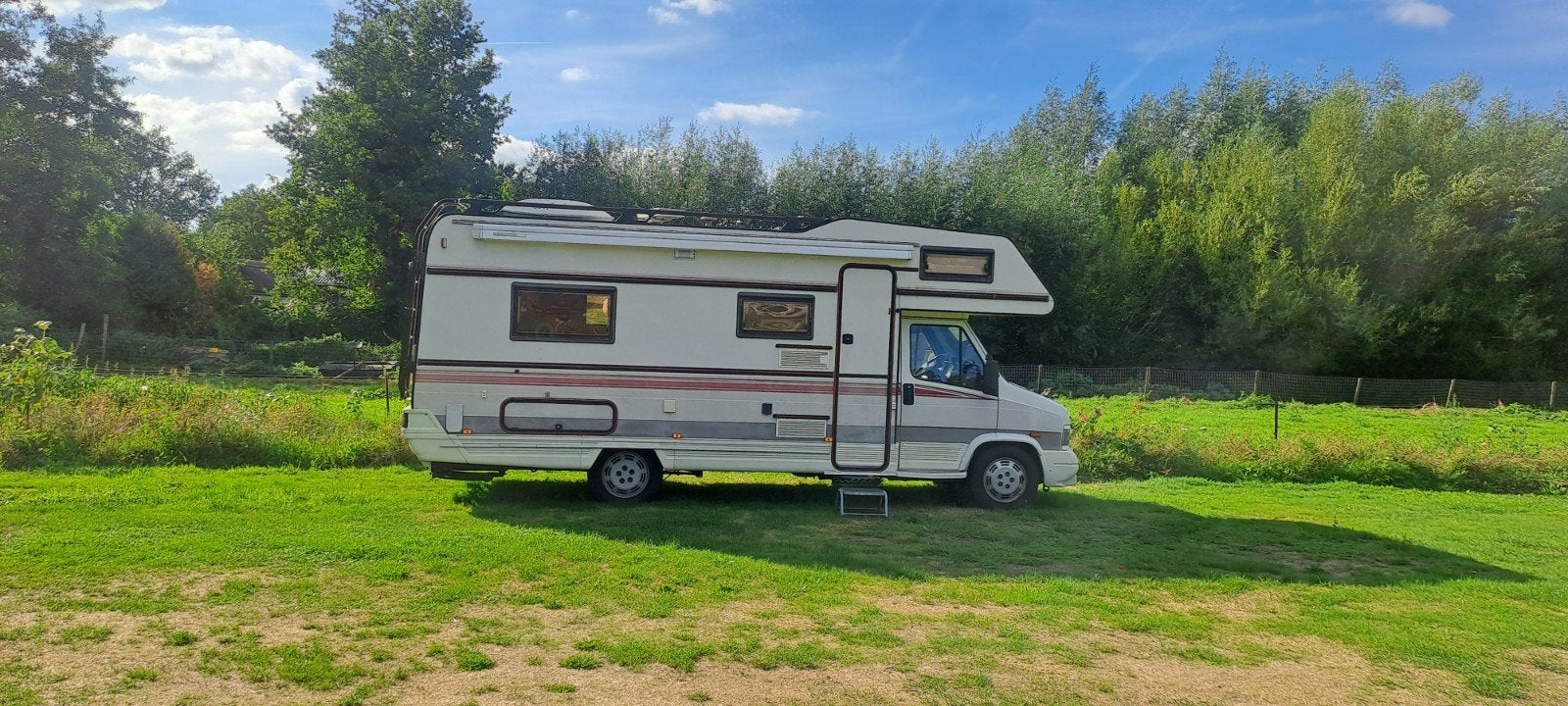 Gezellige Alkoof camper - Ideaal voor avontuurlijke reizen, Caravans en Kamperen, Standaard zit, Alkoof, Ringverwarming, Reservewiel