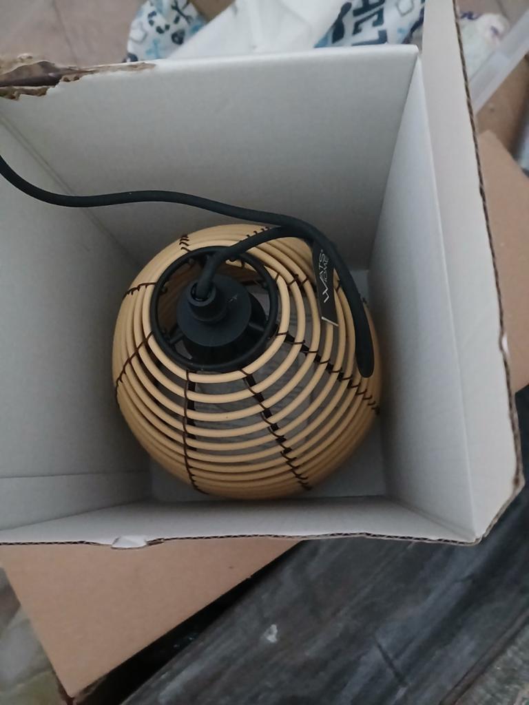 SPLINTERNIEUW.     Rotan look buiten hanglamp, Huis en Inrichting, Lampen | Hanglampen, Ophalen, Minder dan 50 cm