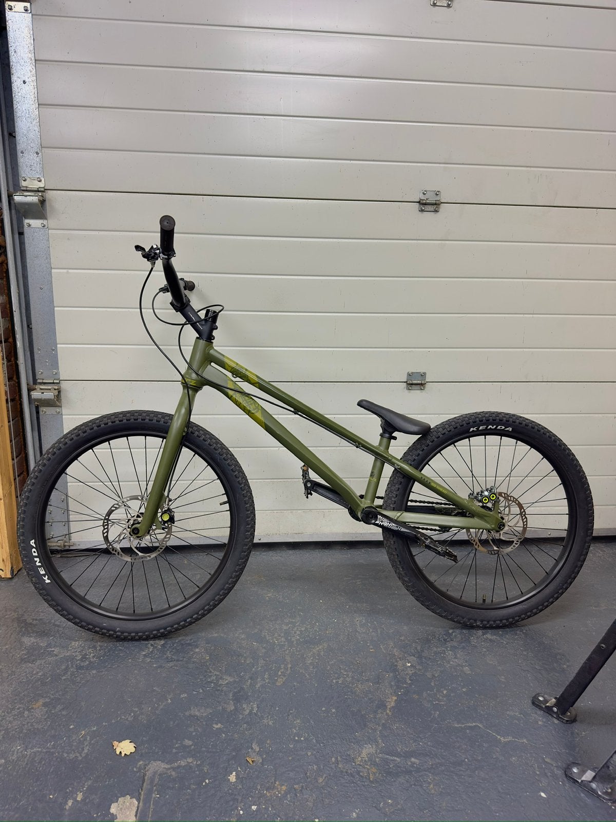 Crewkerz Guilty Khaki 24” Street Trial, Ophalen, 24 inch of meer, Stuur 360° draaibaar, Aluminium