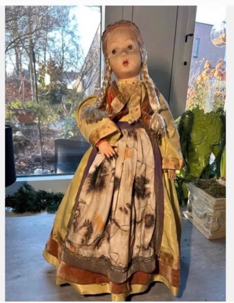 Antieke pop met traditionele kleding 53 cm op standaard, Verzamelen, Ophalen of Verzenden, Zo goed als nieuw, X, Pop