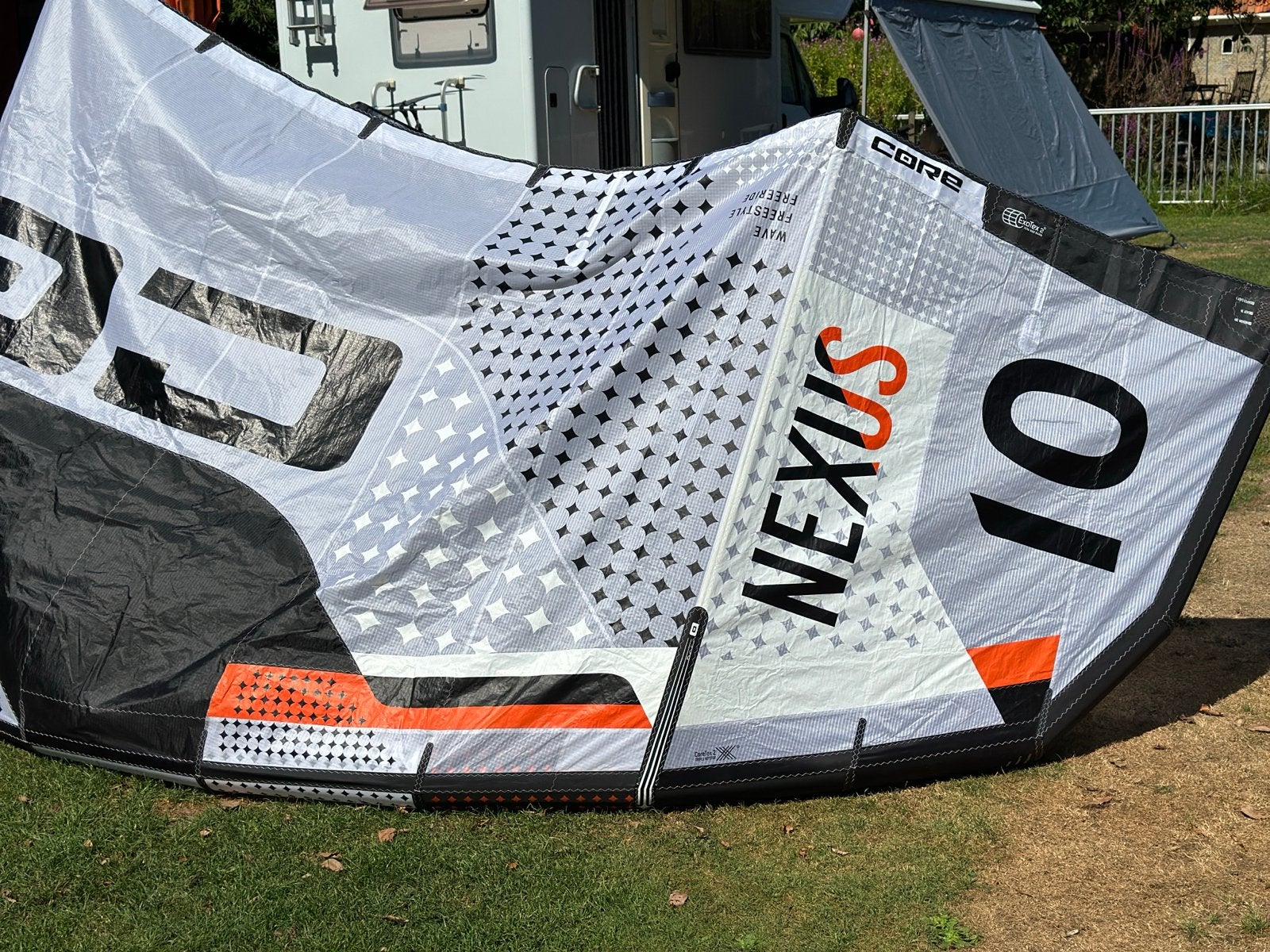 Core Nexus 4 10m² Kite wit - Zo goed als nieuw, Watersport en Boten, Kitesurfen, 10 m², Geen board, Ophalen of Verzenden, Zo goed als nieuw