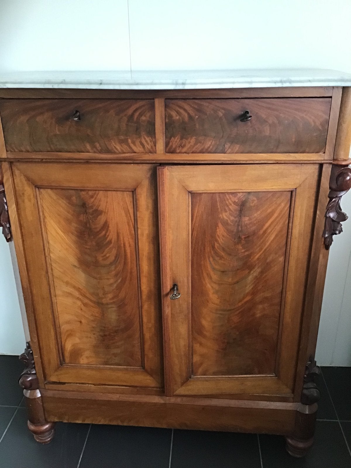 Antieke mahoniehouten kast met marmeren blad, Ophalen