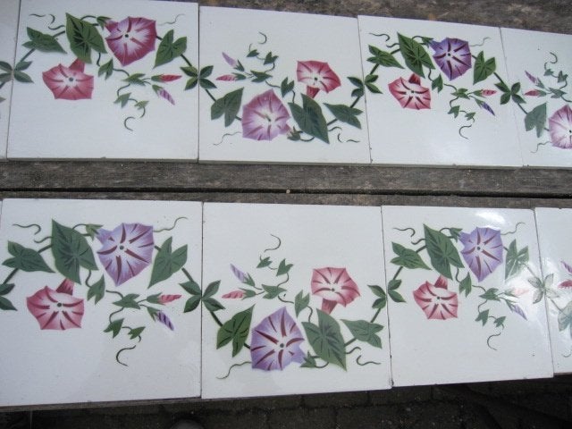 13 stuks antieke wandtegels met bloemenrank, 195 cm lang