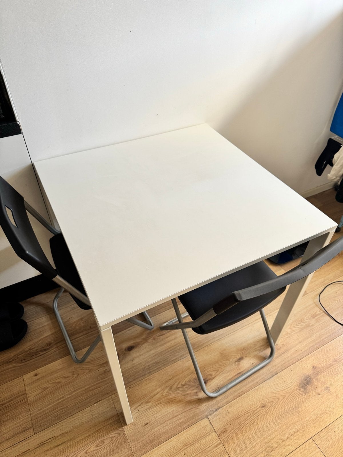Eettafel met twee stoelen - Compact en praktisch, Gebruikt, Vierkant, Tot twee personen, Overige houtsoorten
