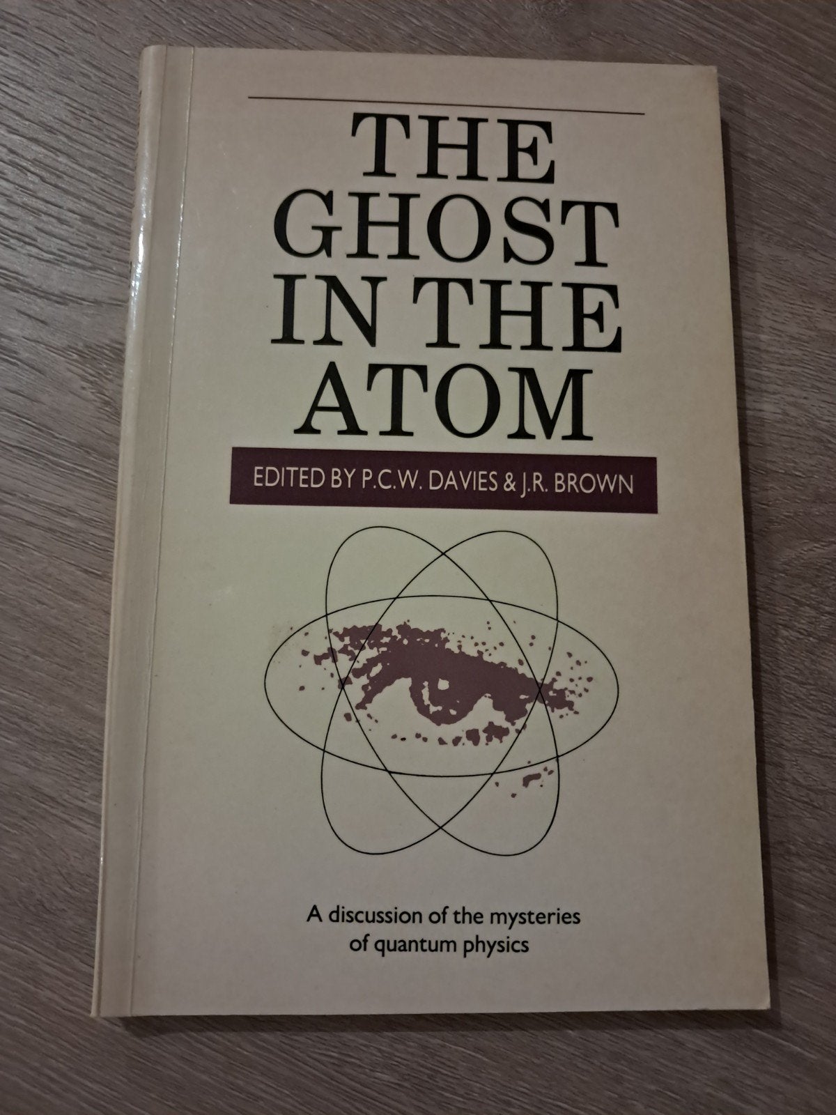 C9 The Ghost in the Atom - Kwantumfysica Discussie, Ophalen of Verzenden, Gelezen, P.C.W. Davies & J.R. Brown, Natuurwetenschap